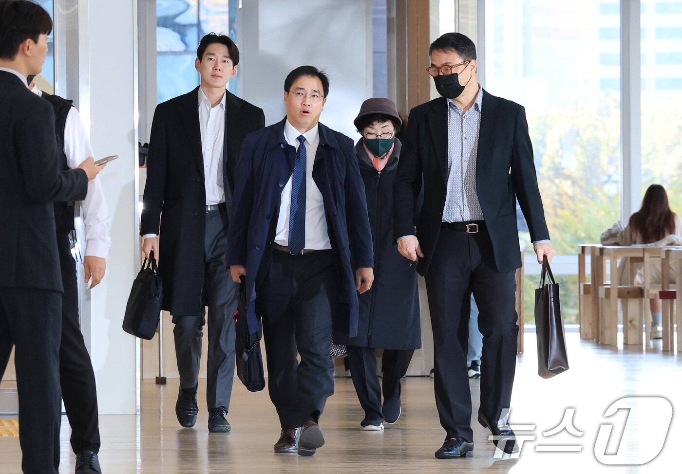 본문 이미지 - 윤석열 전 대통령의 부인 김건희 여사의 모친 최은순씨(오른쪽 두번째)와 오빠 김진우씨(오른쪽 첫번째)가 11일 오전 서울 종로구 KT광화문빌딩 웨스트에 마련된 김건희특검 사무실에 피의자 신분으로 출석하고 있다. 2025.11.11/뉴스1 ⓒ News1 임세영 기자