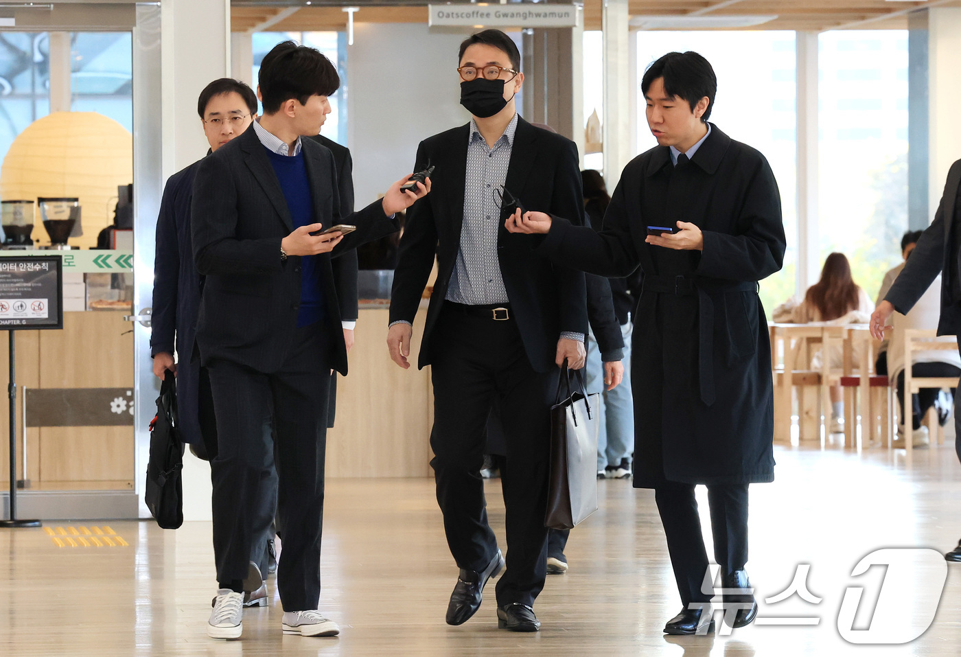 (서울=뉴스1) 임세영 기자 = 윤석열 전 대통령의 부인 김건희 여사의 오빠 김진우씨가 11일 오전 서울 종로구 KT광화문빌딩 웨스트에 마련된 김건희특검 사무실에 피의자 신분으로 …