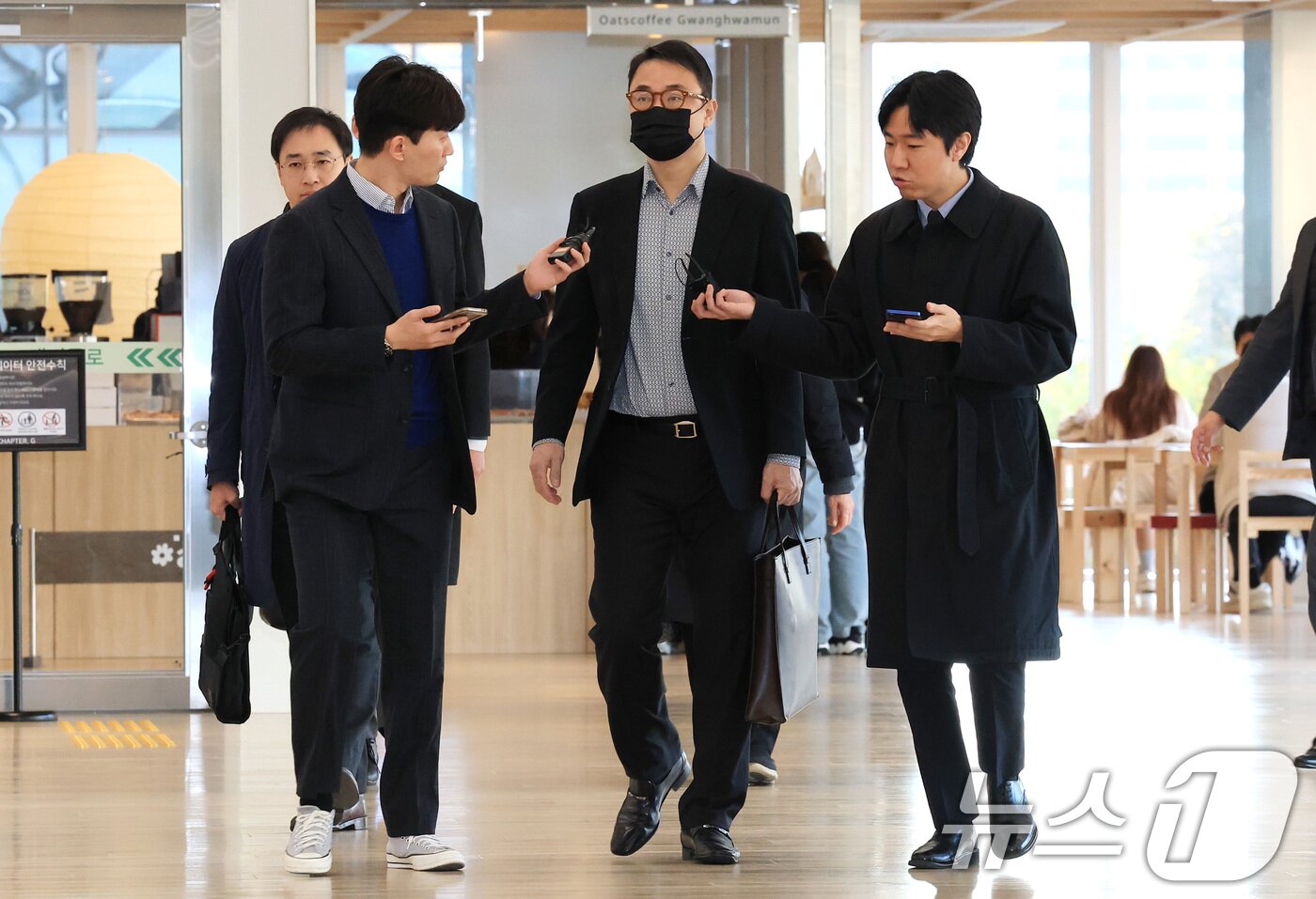 본문 이미지 - 윤석열 전 대통령의 부인 김건희 여사의 오빠 김진우씨가 11일 오전 서울 종로구 KT광화문빌딩 웨스트에 마련된 김건희특검 사무실에 피의자 신분으로 출석하고 있다. 2025.11.11/뉴스1 ⓒ News1 임세영 기자