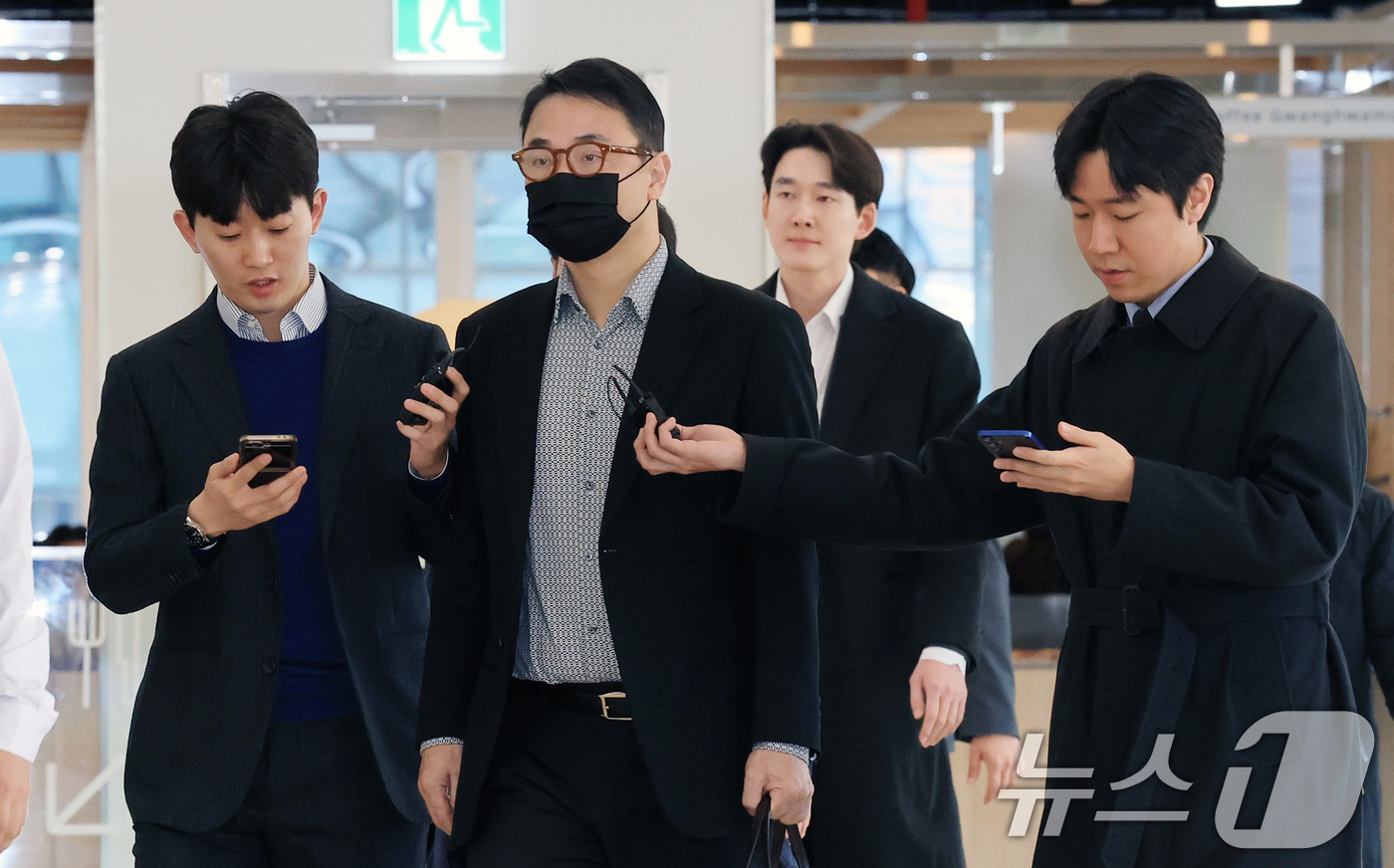 (서울=뉴스1) 임세영 기자 = 윤석열 전 대통령의 부인 김건희 여사의 오빠 김진우씨가 11일 오전 서울 종로구 KT광화문빌딩 웨스트에 마련된 김건희특검 사무실에 피의자 신분으로 …