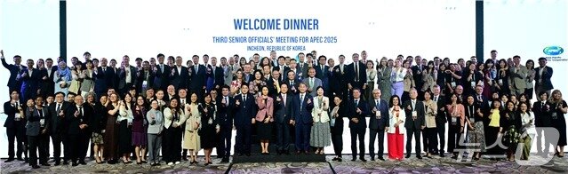 본문 이미지 - 유정복 시장이 8월 13일 중구 인스파이어리조트에서 열린 &#39;APEC 제3차 고위관리회의 만찬&#39;에서 기념촬영을 하고 있다. &#40;인천시 제공.재판매 및 DB금지&#41;