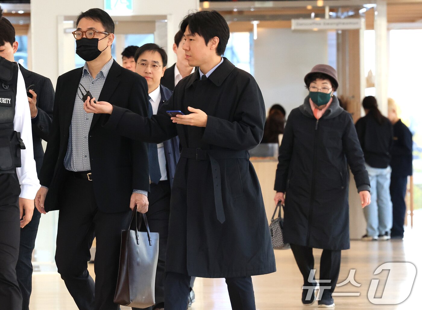 본문 이미지 - 윤석열 전 대통령의 부인 김건희 여사의 모친 최은순씨와 오빠 김진우씨가 11일 오전 서울 종로구 KT광화문빌딩 웨스트에 마련된 김건희특검 사무실에 피의자 신분으로 출석하고 있다. 2025.11.11/뉴스1 ⓒ News1 임세영 기자