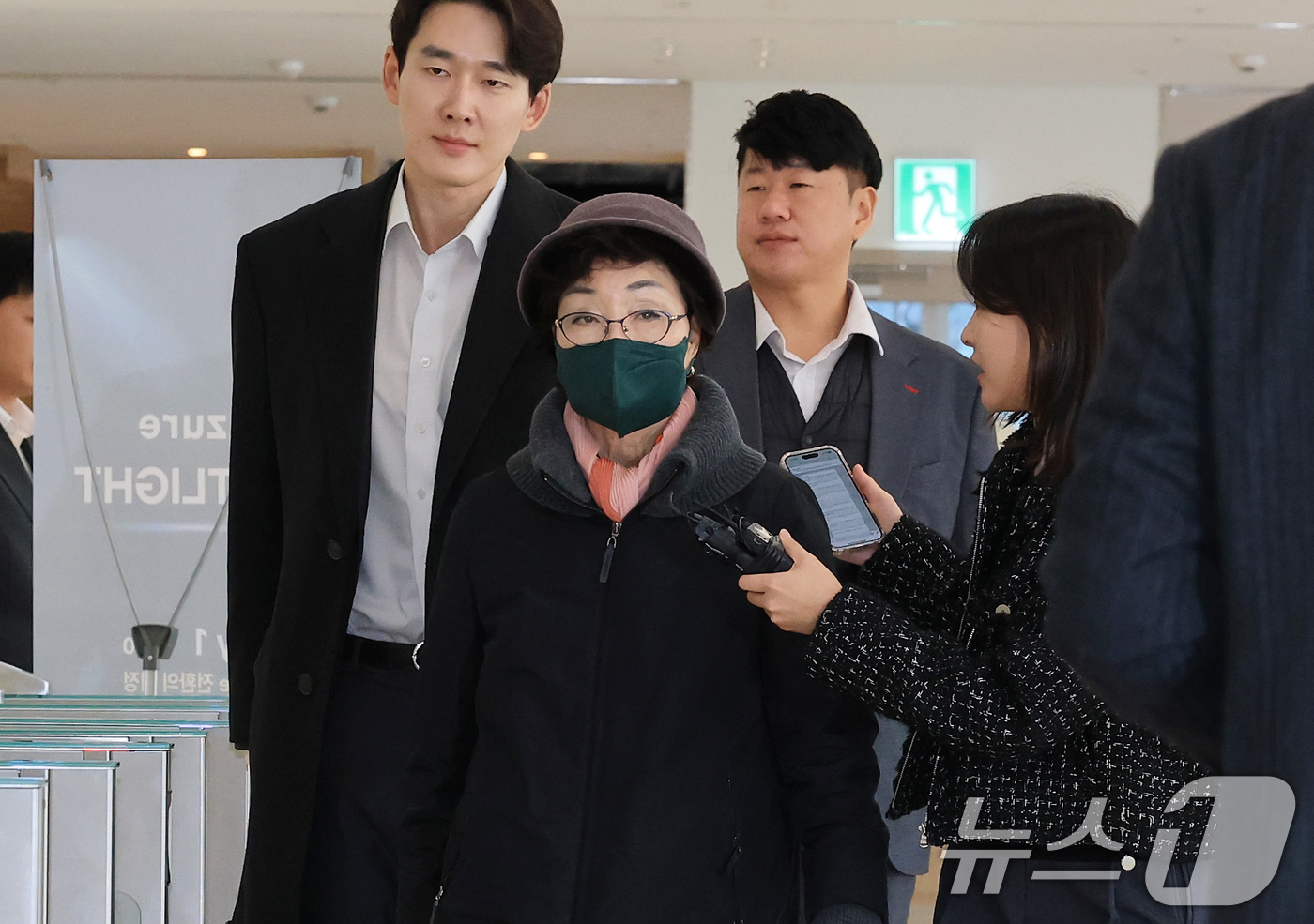 (서울=뉴스1) 임세영 기자 = 윤석열 전 대통령의 부인 김건희 여사의 모친 최은순씨가 11일 오전 서울 종로구 KT광화문빌딩 웨스트에 마련된 김건희특검 사무실에 피의자 신분으로 …