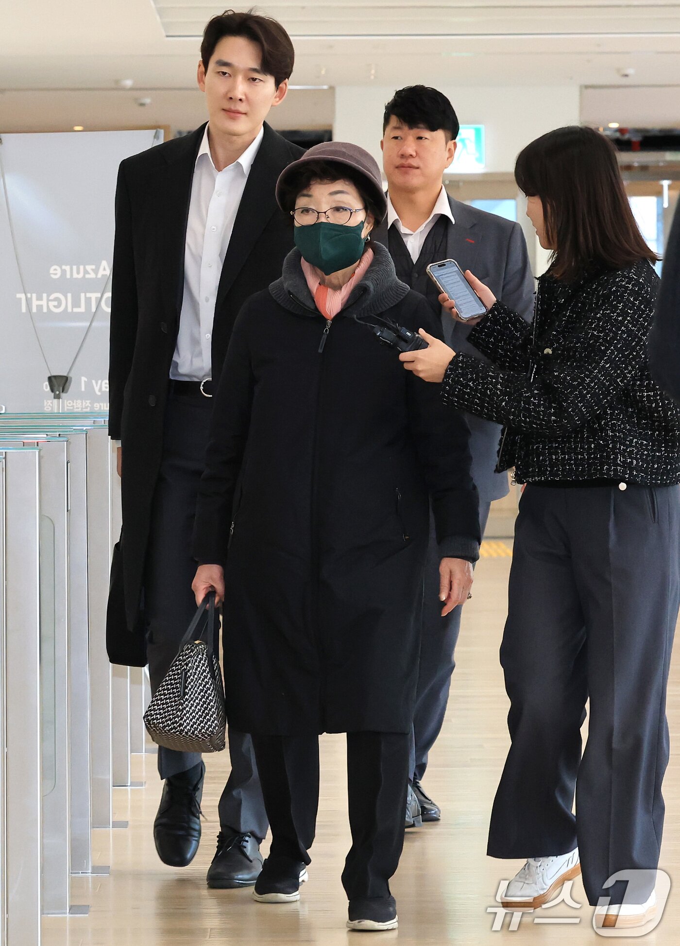 본문 이미지 - 윤석열 전 대통령의 부인 김건희 여사의 모친 최은순씨가 11일 오전 서울 종로구 KT광화문빌딩 웨스트에 마련된 김건희특검 사무실에 피의자 신분으로 출석하고 있다. 2025.11.11/뉴스1 ⓒ News1 임세영 기자