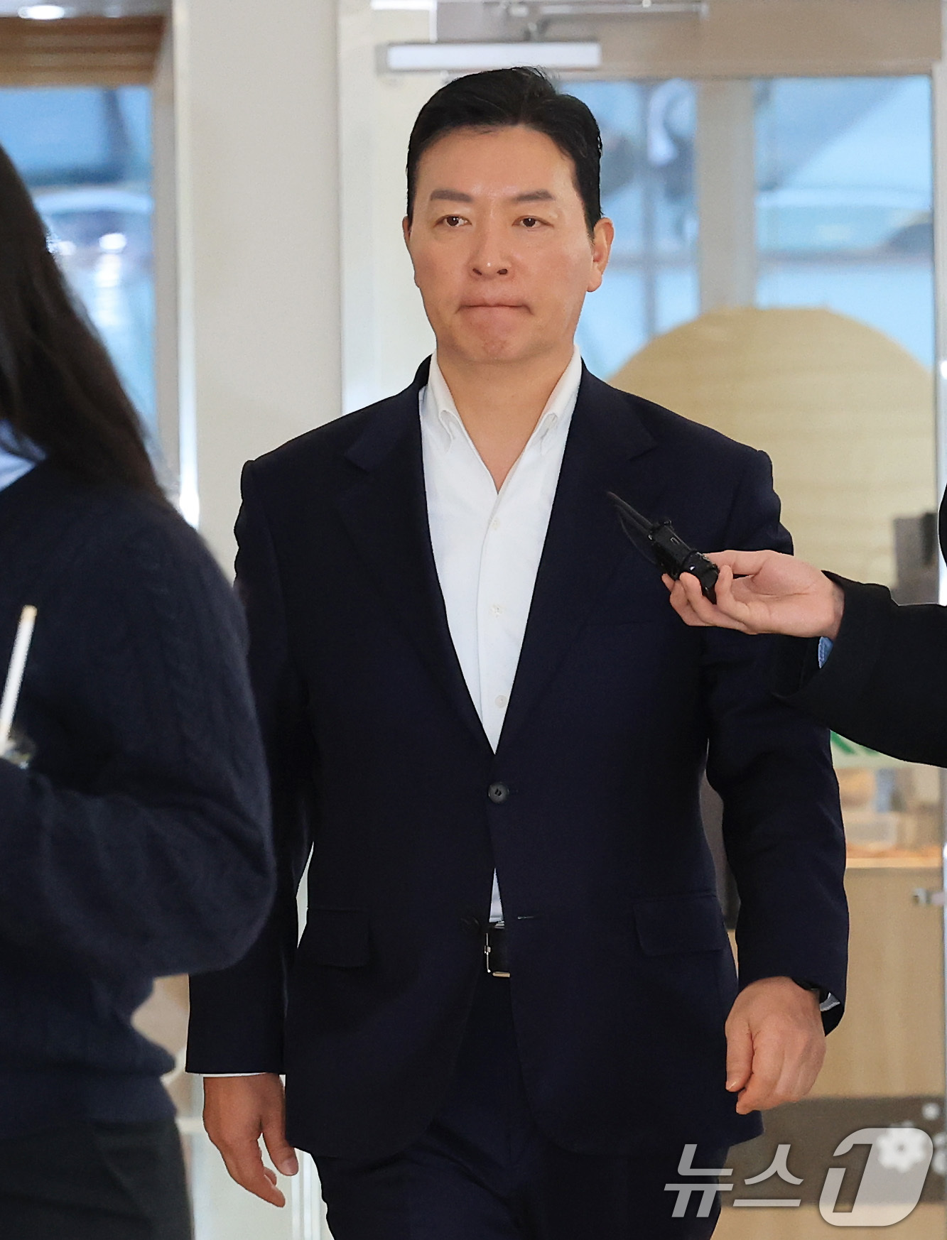 (서울=뉴스1) 임세영 기자 = 김성훈 전 대통령경호처 차장이 11일 오전 서울 종로구 KT광화문빌딩 웨스트에 마련된 김건희특검 사무실에 피의자 신분으로 출석하고 있다.  2025 …