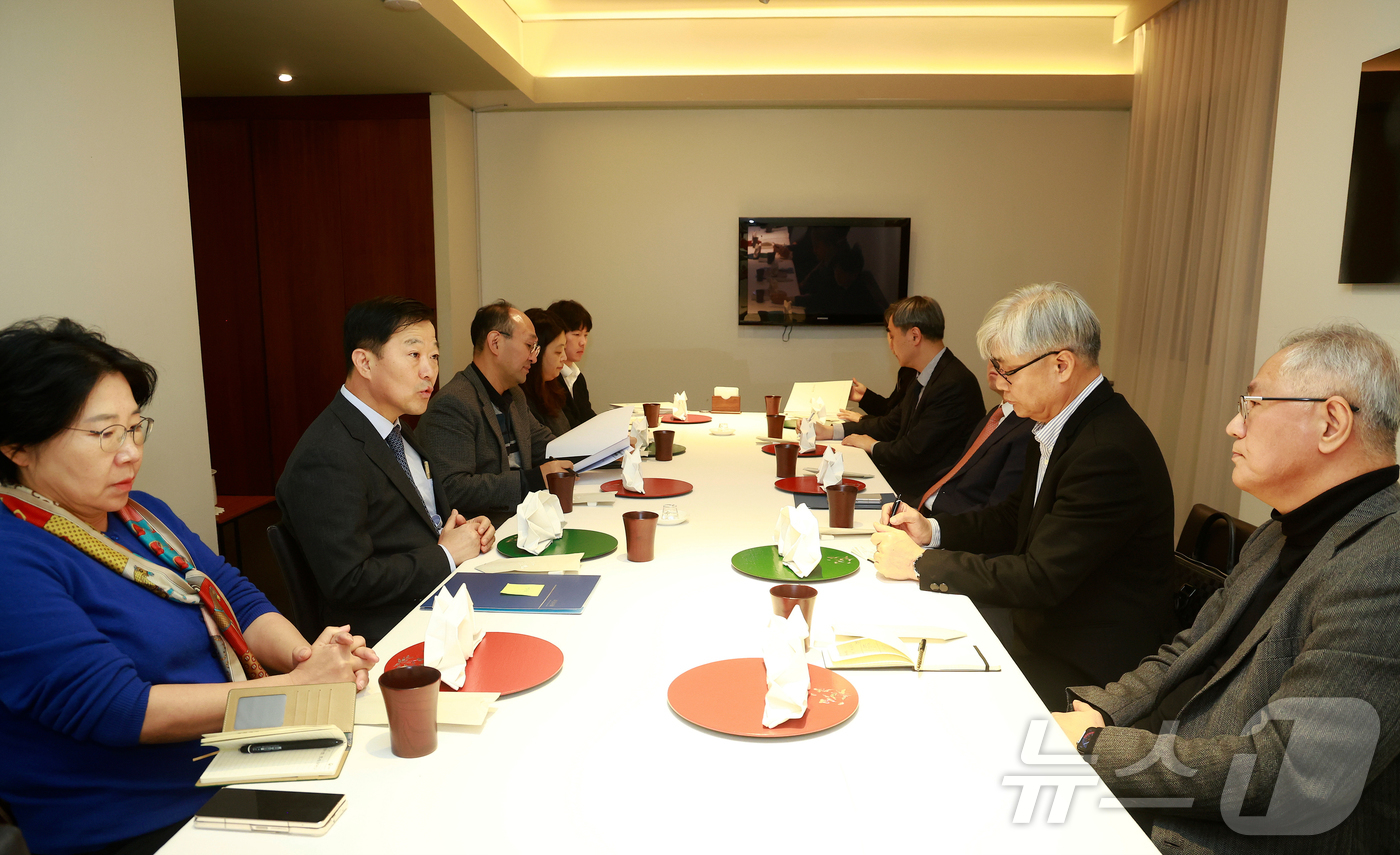 (서울=뉴스1) = 보건복지부는 10일 오후 서울시 중구 컨퍼런스 하우스 달개비에서 제3,4차 지역 필수 공공의료 강화 협의체 회의를 개최했다고 11일 밝혔다. 사진은 이형훈 제2 …