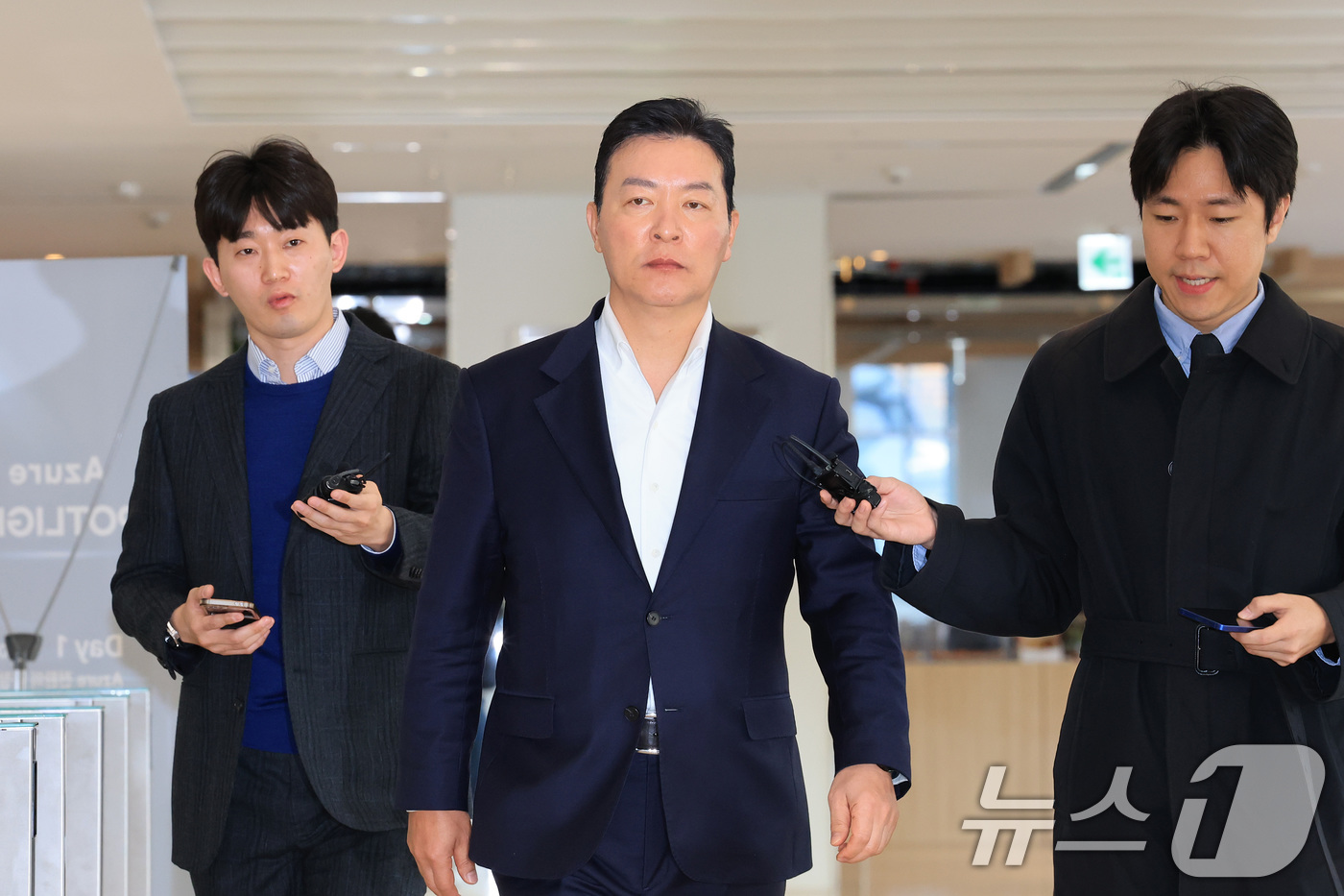 (서울=뉴스1) 임세영 기자 = 김성훈 전 대통령경호처 차장이 11일 오전 서울 종로구 KT광화문빌딩 웨스트에 마련된 김건희특검 사무실에 피의자 신분으로 출석하고 있다.  2025 …