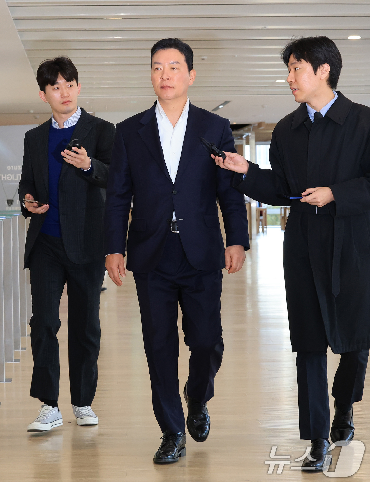 (서울=뉴스1) 임세영 기자 = 김성훈 전 대통령경호처 차장이 11일 오전 서울 종로구 KT광화문빌딩 웨스트에 마련된 김건희특검 사무실에 피의자 신분으로 출석하고 있다.  2025 …