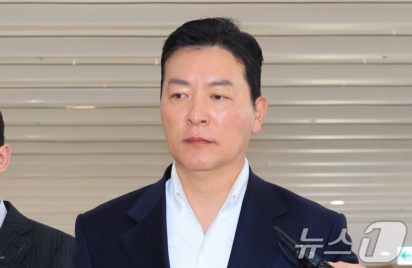 (서울=뉴스1) 임세영 기자 = 김성훈 전 대통령경호처 차장이 11일 오전 서울 종로구 KT광화문빌딩 웨스트에 마련된 김건희특검 사무실에 피의자 신분으로 출석하고 있다.  2025 …