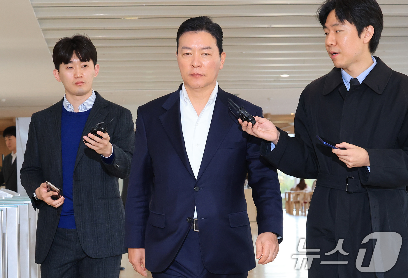 (서울=뉴스1) 임세영 기자 = 김성훈 전 대통령경호처 차장이 11일 오전 서울 종로구 KT광화문빌딩 웨스트에 마련된 김건희특검 사무실에 피의자 신분으로 출석하고 있다.  2025 …