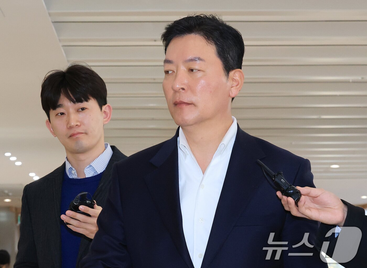 본문 이미지 - 김성훈 전 대통령경호처 차장이 11일 오전 서울 종로구 KT광화문빌딩 웨스트에 마련된 김건희특검 사무실에 피의자 신분으로 출석하고 있다. 2025.11.11/뉴스1 ⓒ News1 임세영 기자