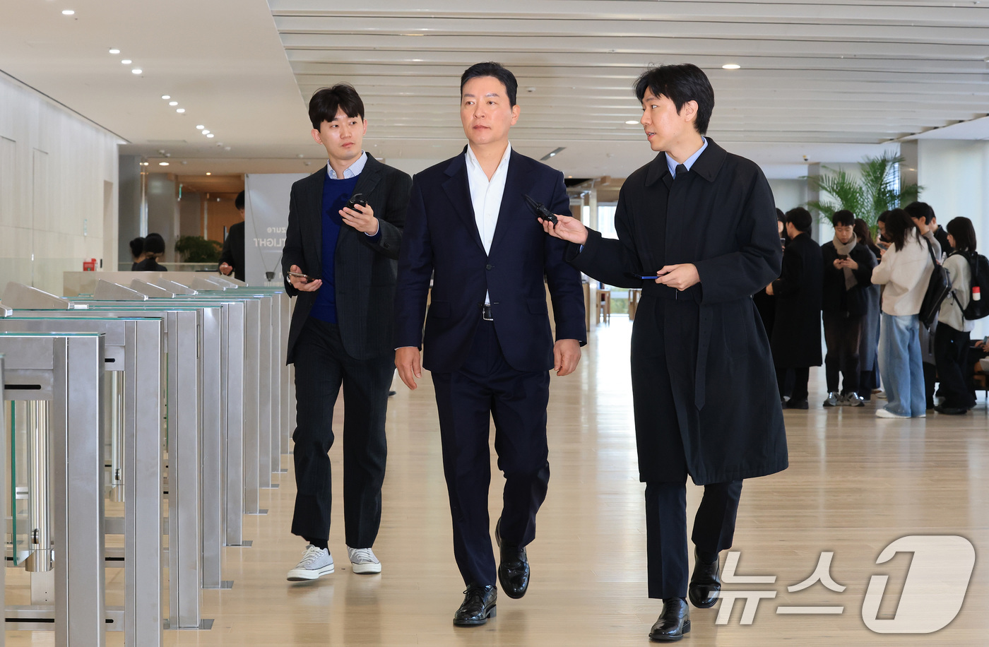 (서울=뉴스1) 임세영 기자 = 김성훈 전 대통령경호처 차장이 11일 오전 서울 종로구 KT광화문빌딩 웨스트에 마련된 김건희특검 사무실에 피의자 신분으로 출석하고 있다.  2025 …