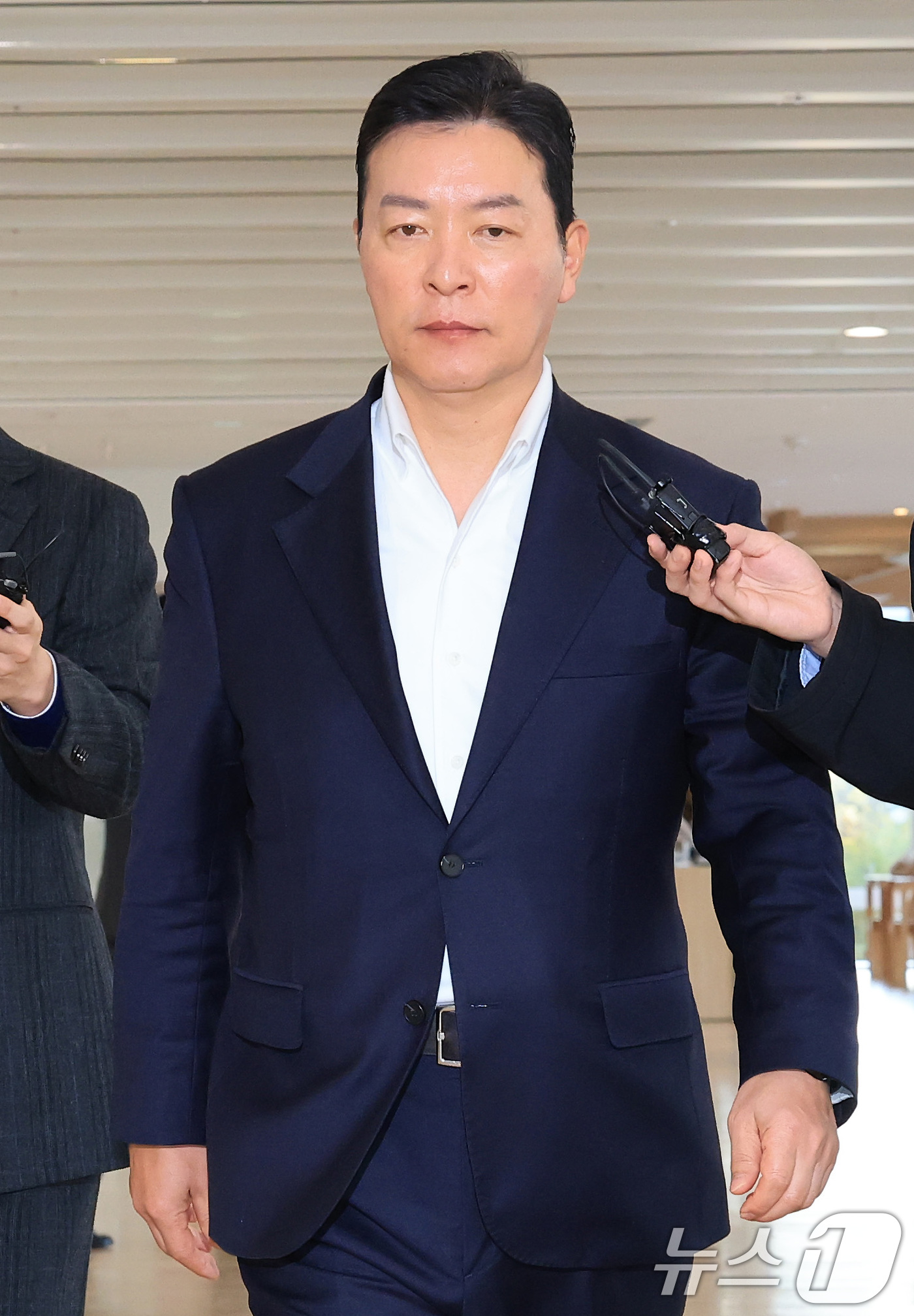 (서울=뉴스1) 임세영 기자 = 김성훈 전 대통령경호처 차장이 11일 오전 서울 종로구 KT광화문빌딩 웨스트에 마련된 김건희특검 사무실에 피의자 신분으로 출석하고 있다.  2025 …