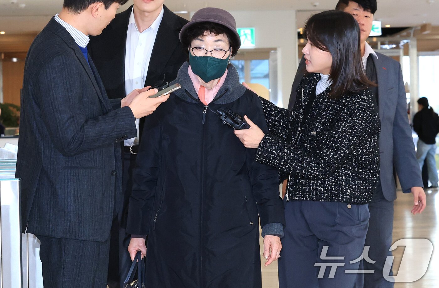 본문 이미지 - 윤석열 전 대통령의 부인 김건희 여사의 모친 최은순 씨가 11일 오전 서울 종로구 KT광화문빌딩 웨스트에 마련된 김건희특검 사무실에 피의자 신분으로 출석하고 있다. 2025.11.11/뉴스1 ⓒ News1 임세영 기자