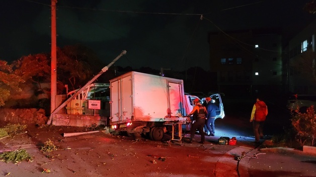 쿠팡 새벽배송 30대, 1톤 화물차 몰다 전신주 들이받아 사망