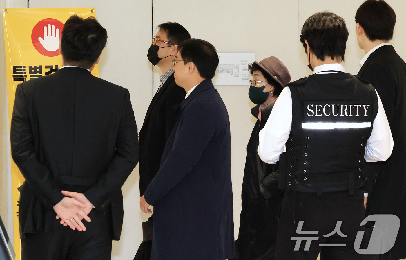 (서울=뉴스1) 임세영 기자 = 윤석열 전 대통령의 부인 김건희 여사의 모친 최은순씨와 오빠 김진우씨가 11일 오전 서울 종로구 KT광화문빌딩 웨스트에 마련된 김건희특검 사무실에 …