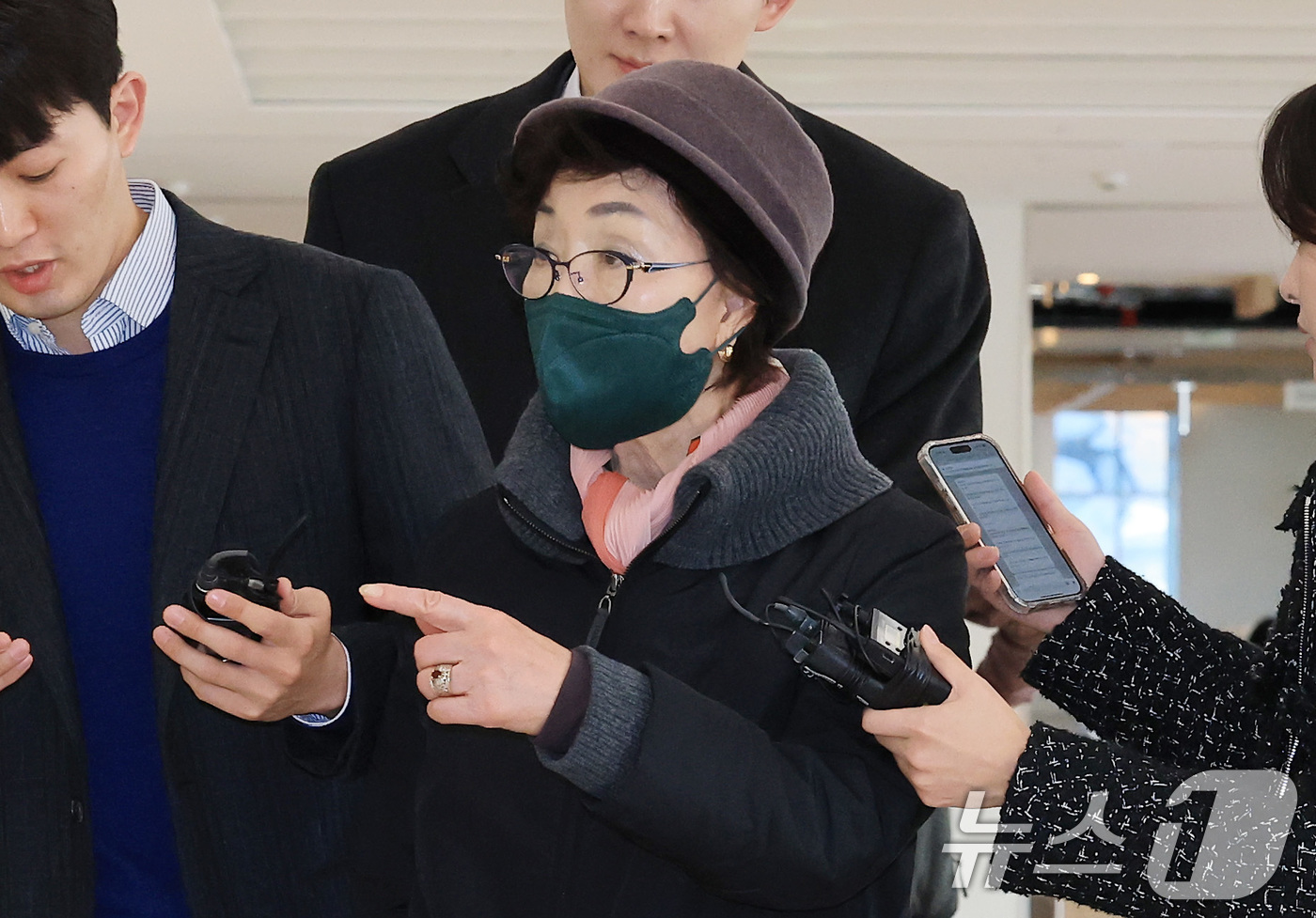 (서울=뉴스1) 임세영 기자 = 윤석열 전 대통령의 부인 김건희 여사의 모친 최은순씨가 11일 오전 서울 종로구 KT광화문빌딩 웨스트에 마련된 김건희특검 사무실에 피의자 신분으로 …