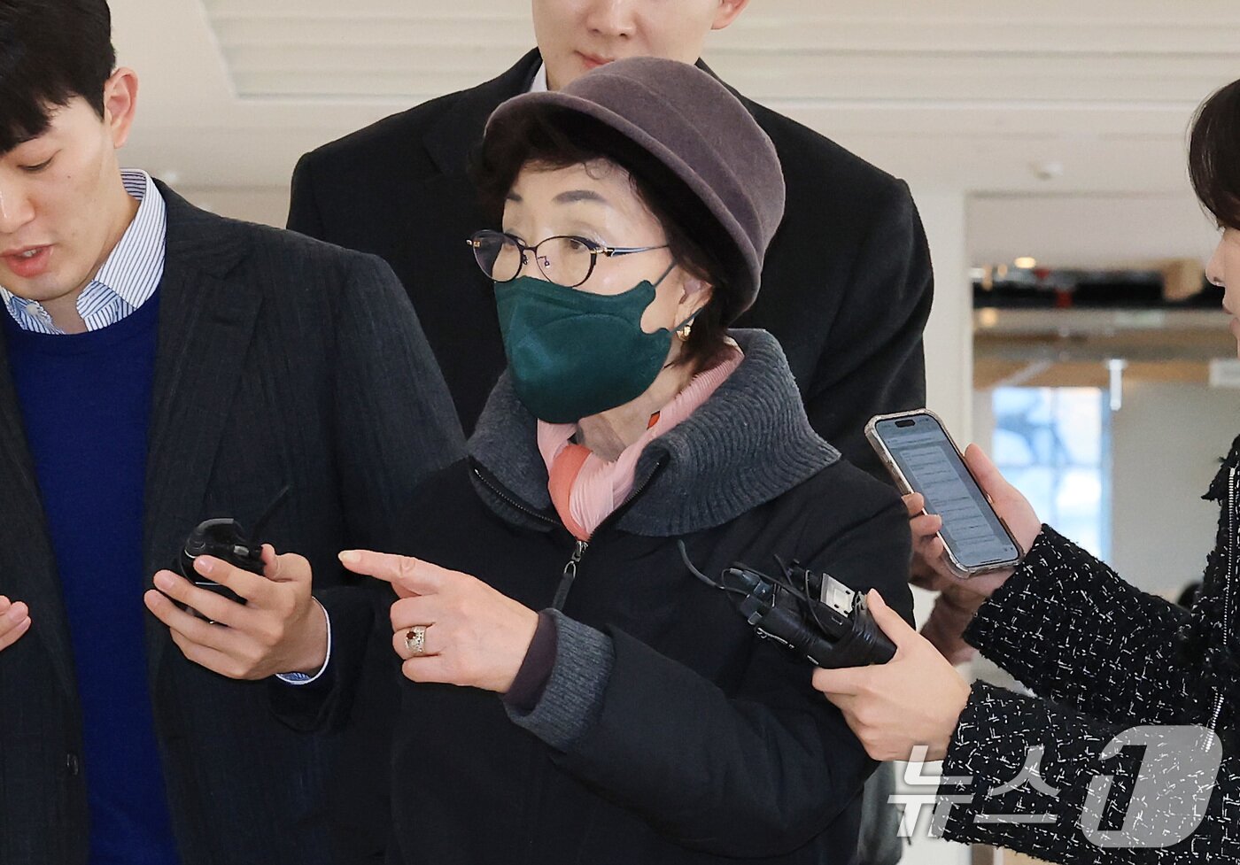 본문 이미지 - 윤석열 전 대통령의 부인 김건희 여사의 모친 최은순씨가 11일 오전 서울 종로구 KT광화문빌딩 웨스트에 마련된 김건희특검 사무실에 피의자 신분으로 출석하고 있다. 2025.11.11/뉴스1 ⓒ News1 임세영 기자