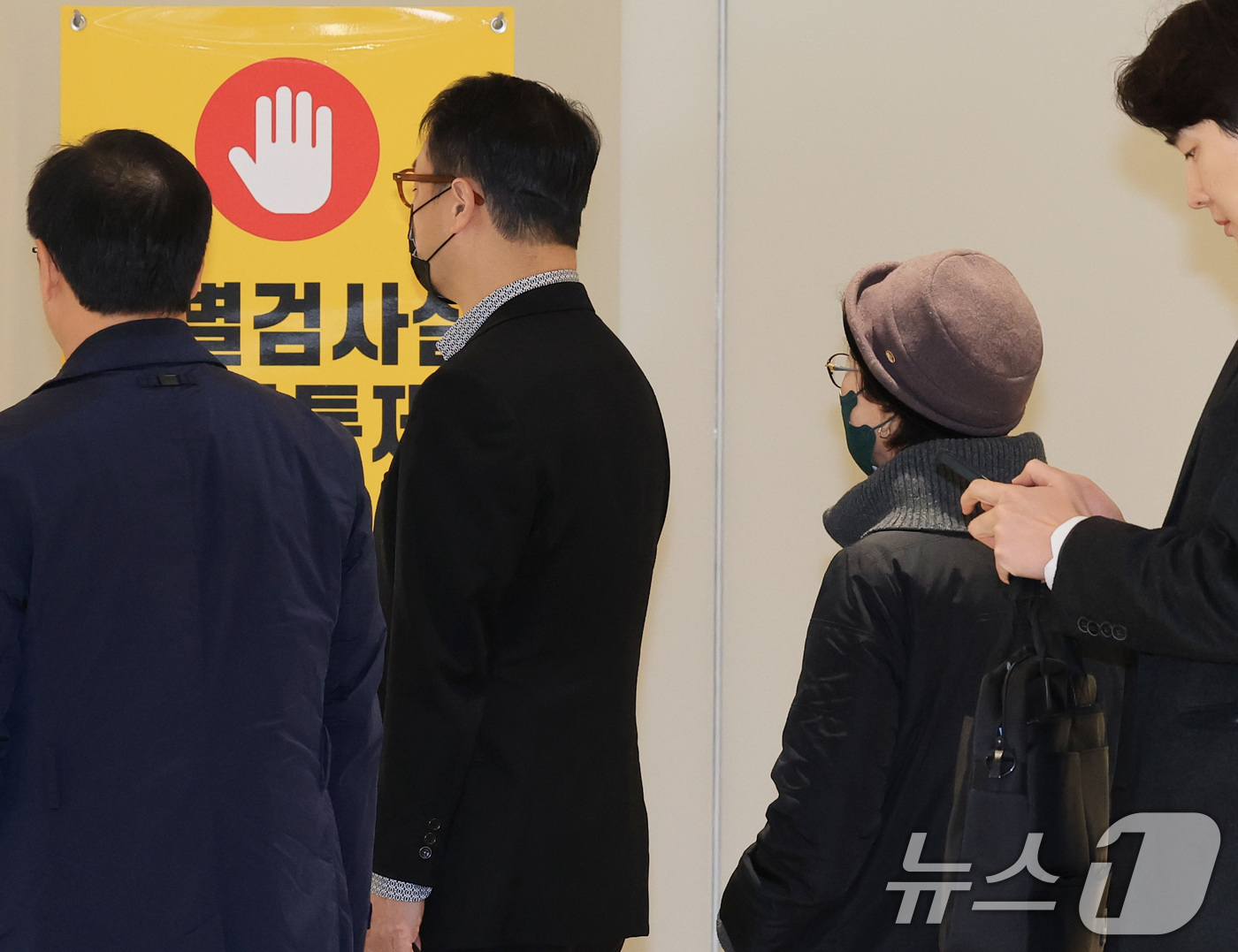 (서울=뉴스1) 임세영 기자 = 윤석열 전 대통령의 부인 김건희 여사의 모친 최은순씨와 오빠 김진우씨가 11일 오전 서울 종로구 KT광화문빌딩 웨스트에 마련된 김건희특검 사무실에 …