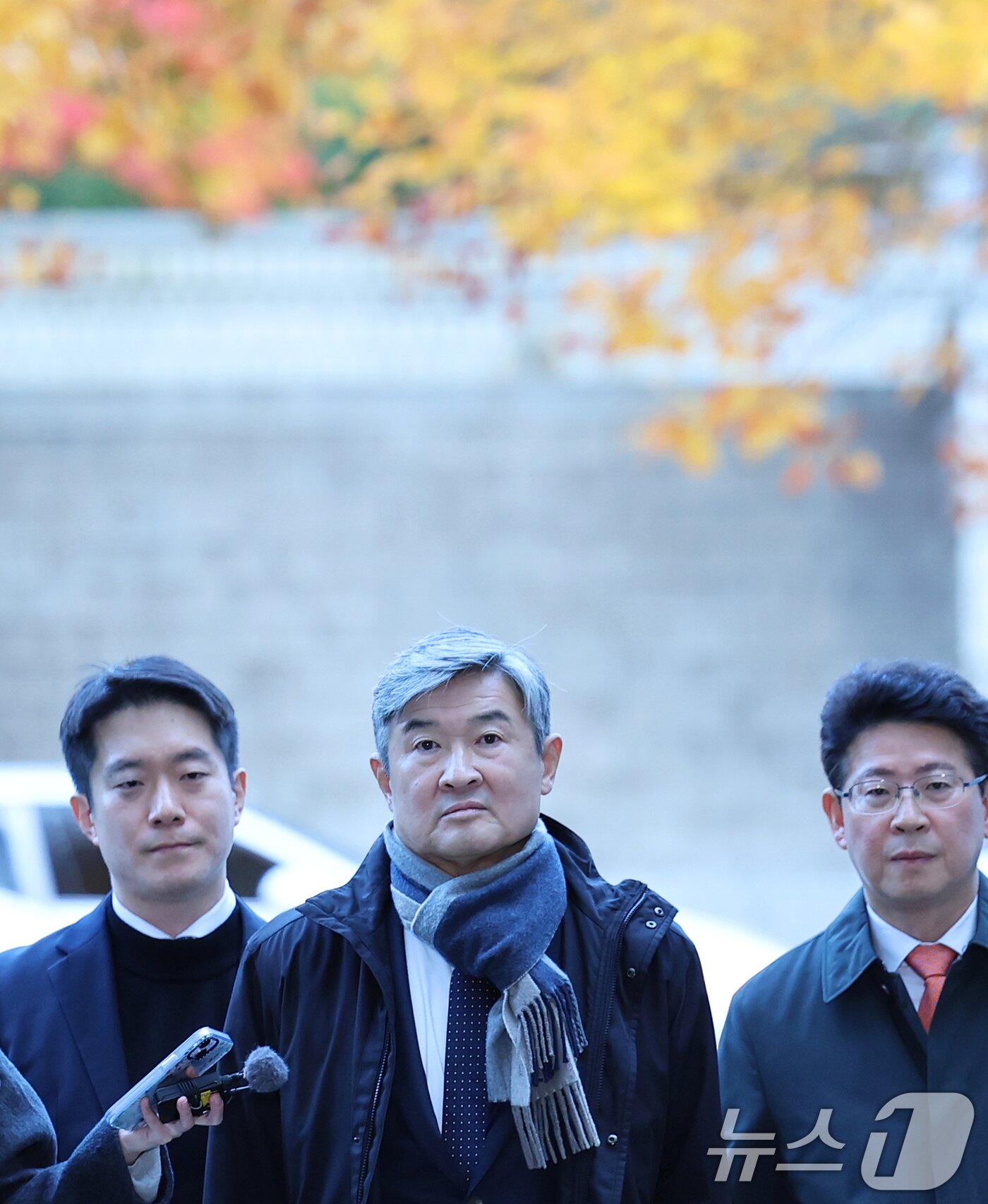 본문 이미지 - 12·3 비상계엄 사태에 연루된 조태용 전 국가정보원장이 11일 오전 서울 서초구 서울중앙지방법원에서 열린 구속 전 피의자 심문(영장실질심사)에 출석하고 있다. 2025.11.11/뉴스1 ⓒ News1 오대일 기자