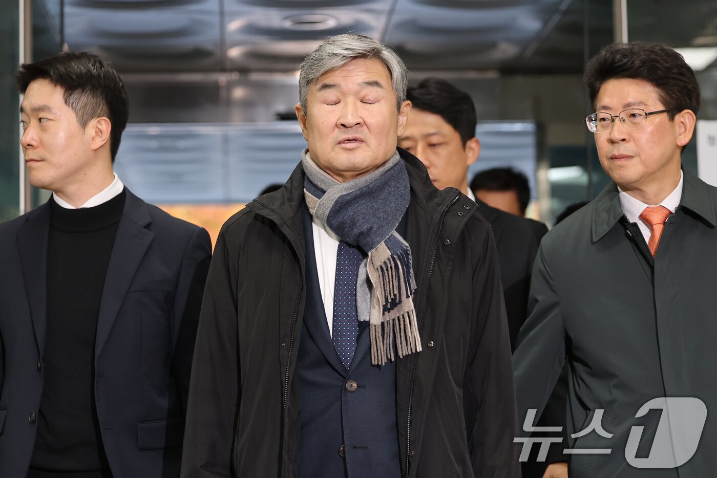 본문 이미지 - 12·3 비상계엄 사태에 연루된 조태용 전 국가정보원장이 11일 오전 서울 서초구 서울중앙지방법원에서 열린 구속 전 피의자 심문(영장실질심사)에 출석하고 있다.  2025.11.11/뉴스1 ⓒ News1 오대일 기자