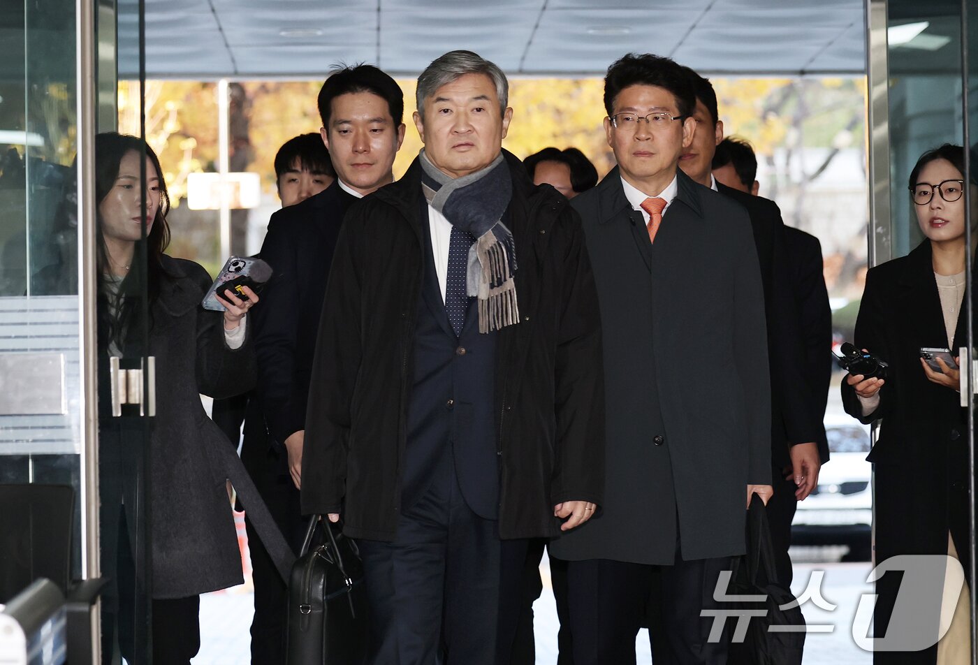 본문 이미지 - 12·3 비상계엄 사태에 연루된 조태용 전 국가정보원장이 11일 오전 서울 서초구 서울중앙지방법원에서 열린 구속 전 피의자 심문(영장실질심사)에 출석하고 있다.  2025.11.11/뉴스1 ⓒ News1 오대일 기자