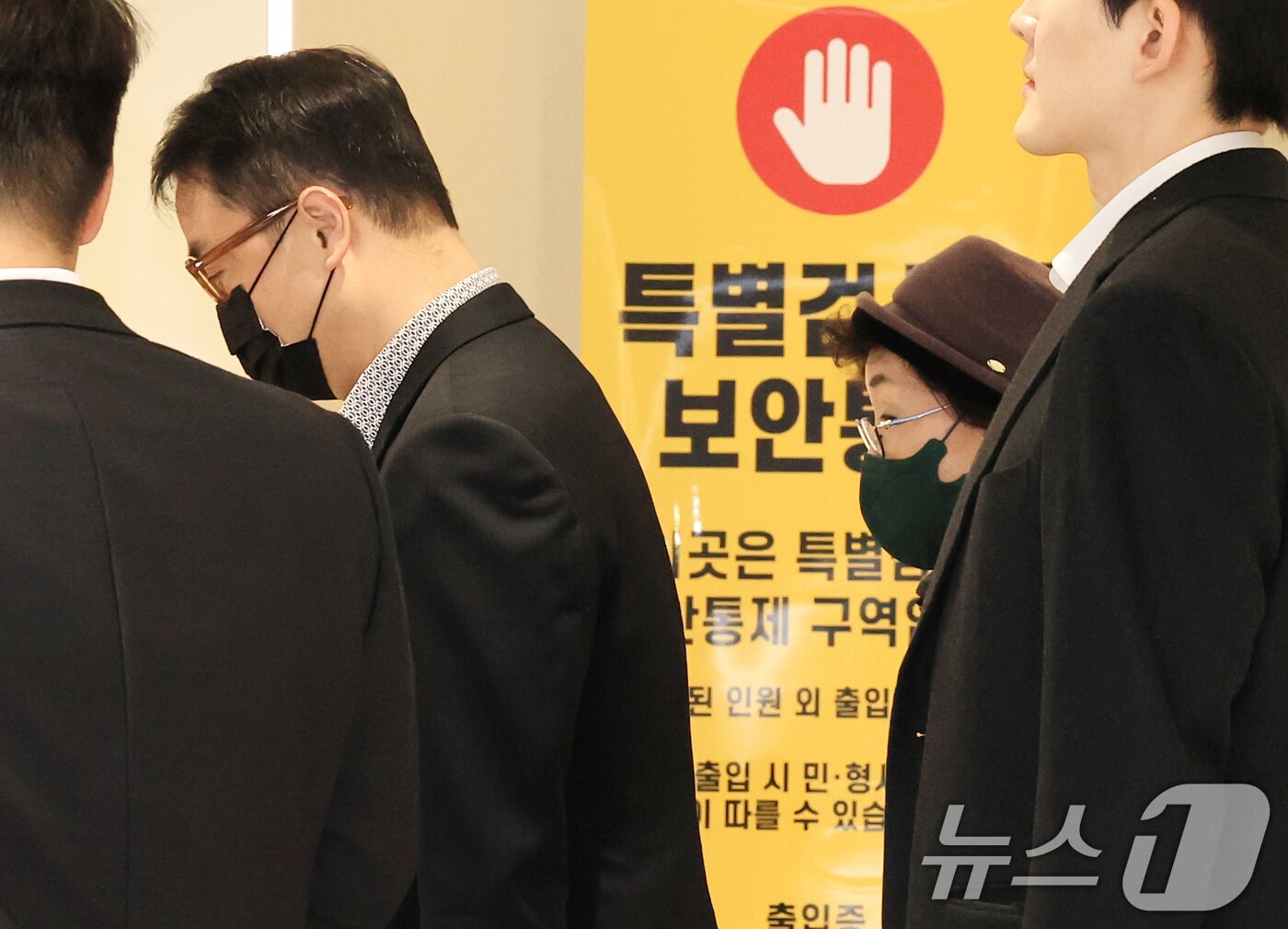 본문 이미지 - 윤석열 전 대통령의 부인 김건희 여사의 모친 최은순씨와 오빠 김진우씨가 11일 오전 서울 종로구 KT광화문빌딩 웨스트에 마련된 김건희특검 사무실에 피의자 신분으로 출석하고 있다. 2025.11.11/뉴스1 ⓒ News1 임세영 기자