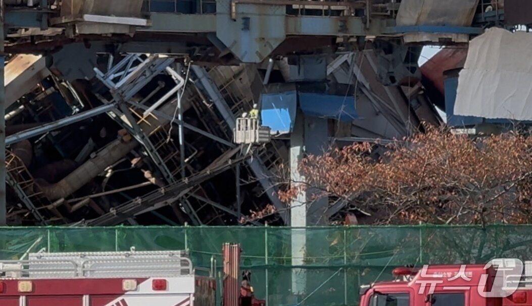 본문 이미지 - 11일 울산화력발전소 보일러 타워 6호기 주변에서 고소작업차에 올라탄 작업자들이 폭약이 설치된 하부 기둥을 분주하게 살피고 있다. 2025.11.11/뉴스1 ⓒ News1 김세은 기