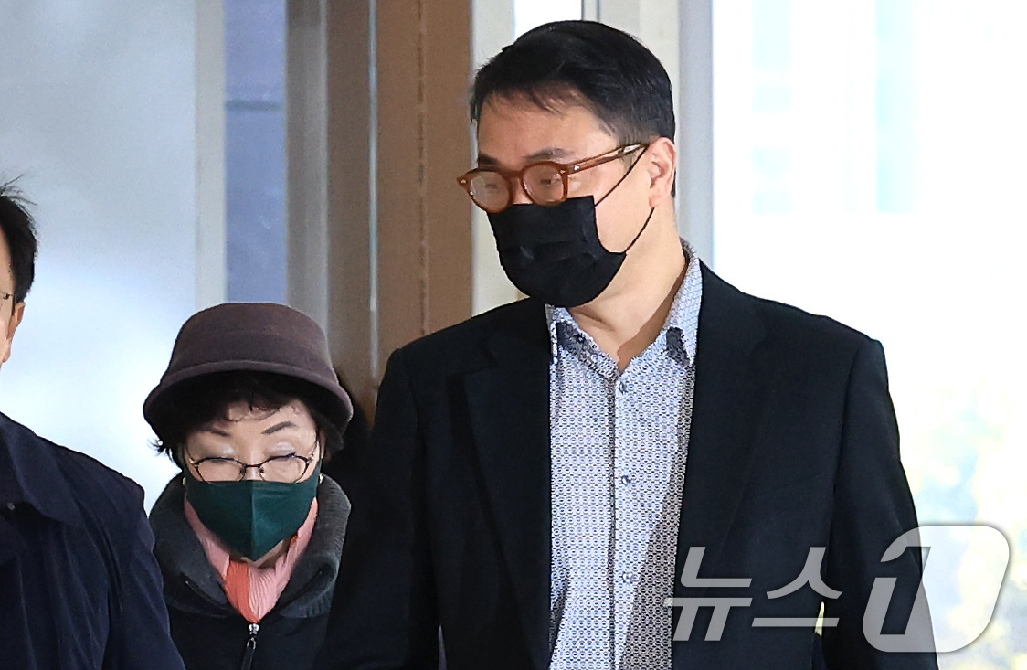 (서울=뉴스1) 임세영 기자 = 윤석열 전 대통령의 부인 김건희 여사의 모친 최은순씨와 오빠 김진우씨가 11일 오전 서울 종로구 KT광화문빌딩 웨스트에 마련된 김건희특검 사무실에 …