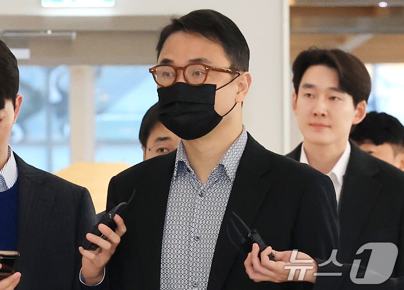 본문 이미지 - 윤석열 전 대통령의 부인 김건희 여사의 오빠 김진우씨가 11일 오전 서울 종로구 KT광화문빌딩 웨스트에 마련된 김건희특검 사무실에 피의자 신분으로 출석하고 있다. ⓒ News1 임세영 기자