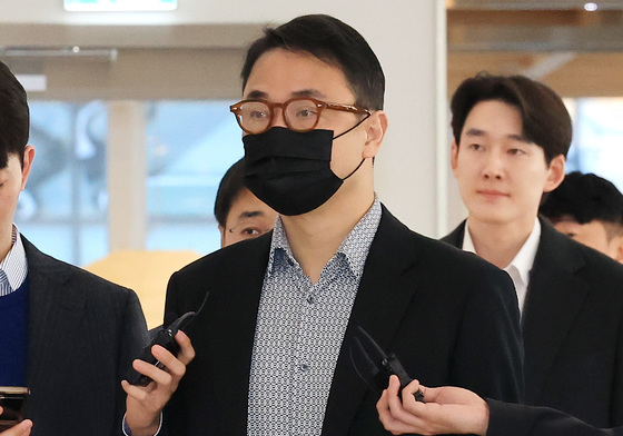 김건희 친오빠 취재진 눈 피해 법정행…구속전 피의자심문