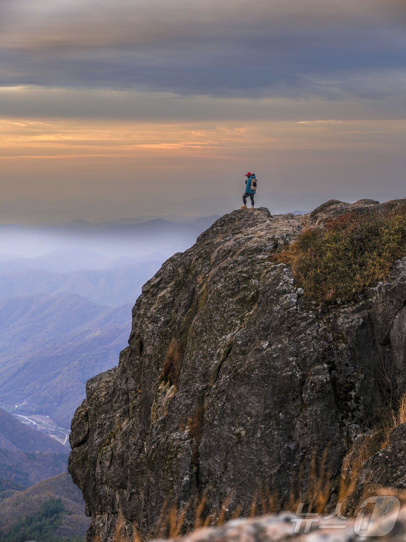 본문 이미지 - 11일 전북 진안군 주천면에 소재한 운장산 정상에서 한 등산객이 붉게 물든 하늘을 바라보고 있다.&#40;진안군제공. 재판매 및 DB금지&#41;2025.11.11/뉴스1 