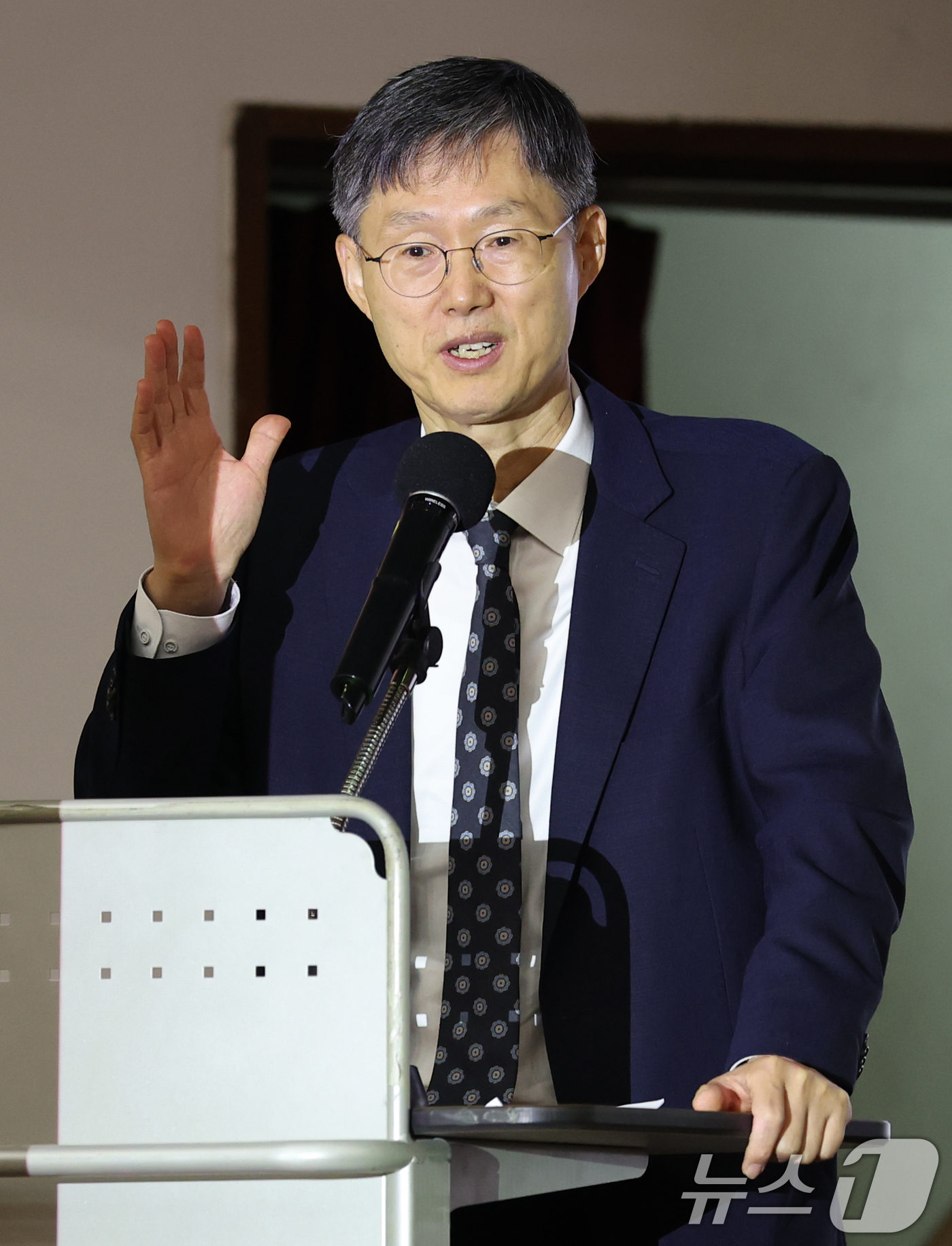 (전주=뉴스1) 유경석 기자 = 문형배 전 헌법재판소장 권한대행이 11일 전북 전주시 전주시청 강당에서 열린 전주시 인권공감 문화행사에서 '헌법소원과 민주주의, 그리고 인권'을 주 …