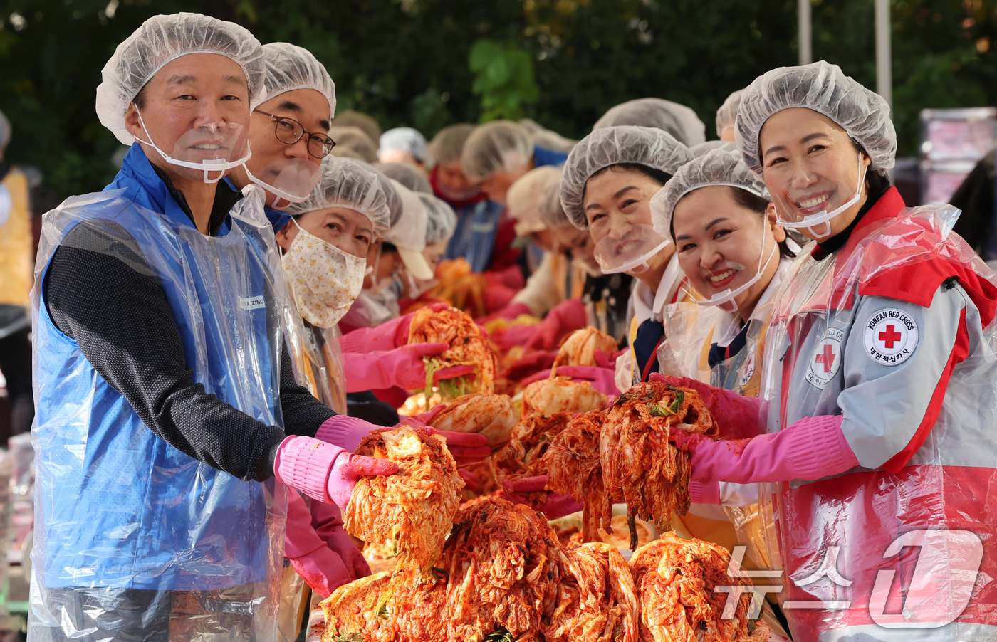 (서울=뉴스1) 장수영 기자 = 허혜숙(오른쪽) 대한적십자사 서울지사 사무처장 및 회원들과 정무경(왼쪽) 고려아연 사장 등 임직원들이 11일 오전 서울 노원구 적십자사 서울지사 북 …