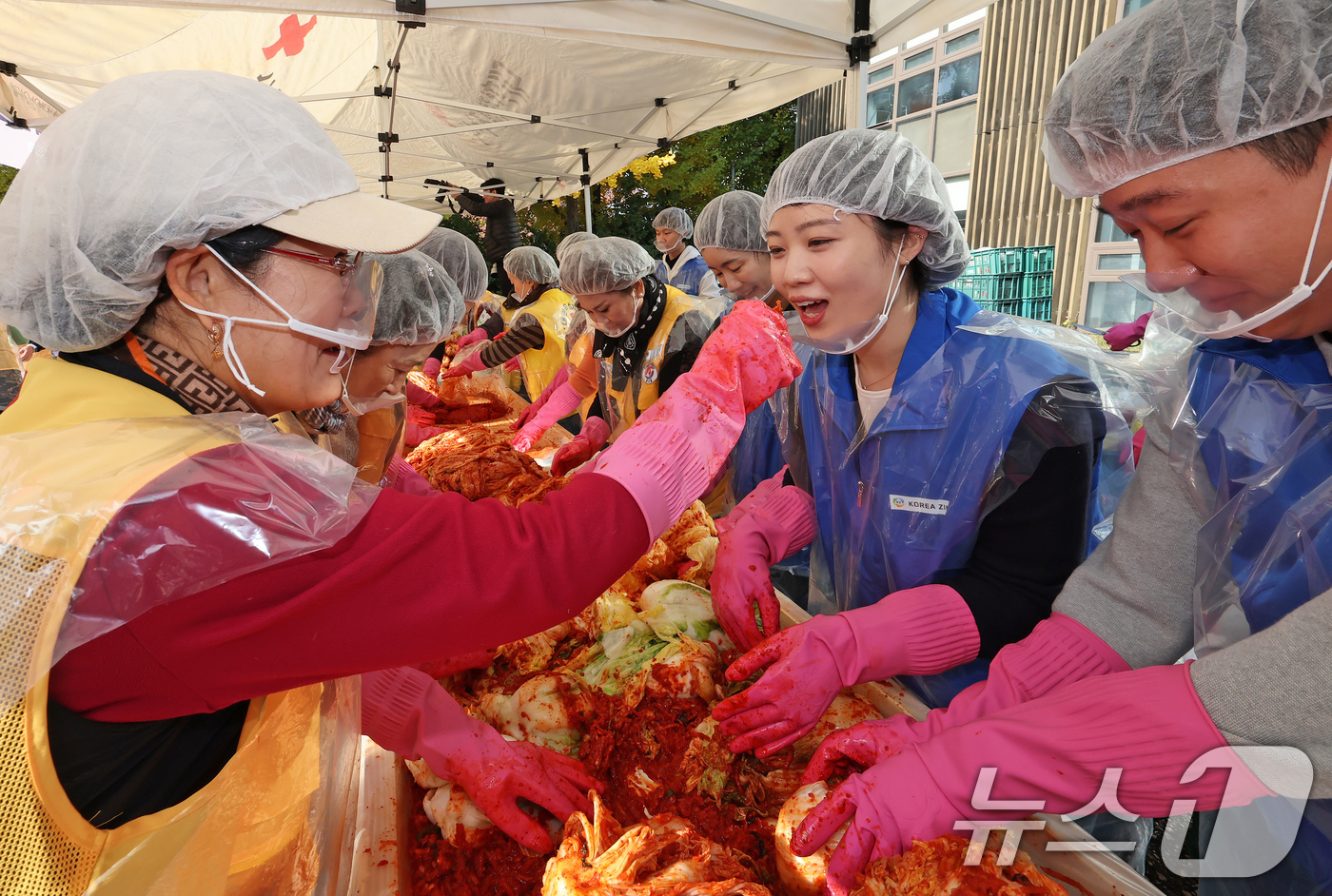(서울=뉴스1) 장수영 기자 = 대한적십자사 서울지사 회원들과 고려아연 임직원들이 11일 오전 서울 노원구 적십자사 서울지사 북부봉사관에서 어려운 이웃에게 전달할 김치를 맛보고 있 …