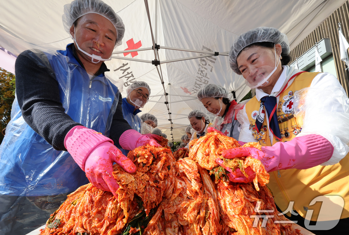 (서울=뉴스1) 장수영 기자 = 허혜숙(오른쪽 두번째) 대한적십자사 서울지사 사무처장 및 회원들과 정무경(왼쪽) 고려아연 사장 등 임직원들이 11일 오전 서울 노원구 적십자사 서울 …