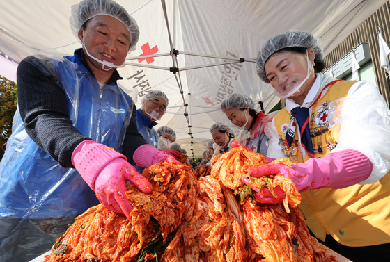 사랑의 김장 담그는 정무경 고려아연 사장