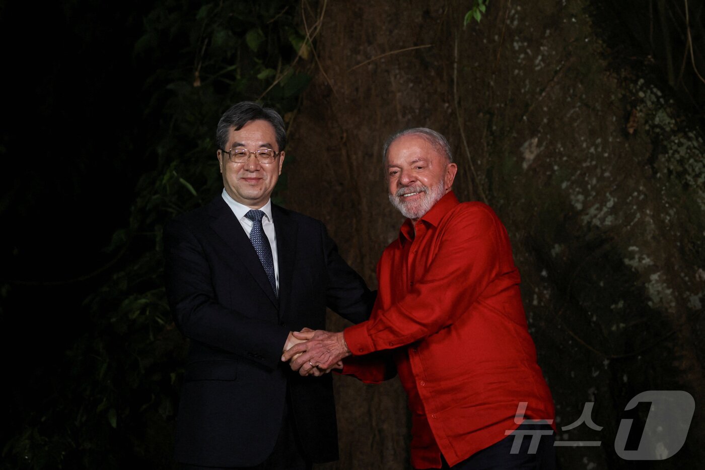 본문 이미지 - 5일&#40;현지시간&#41; 브라질의 루이스 이나시우 룰라 다 시우바 대통령이 브라질 벨렝에서 열린 제30차 유엔기후변화협약 당사국총회&#40;COP30&#41;를 앞두고 중국의 딩쉐샹 부총리와 악수하고 있다. 2025. 11. 05. ⓒ 로이터=뉴스1 ⓒ News1 양은하 기자