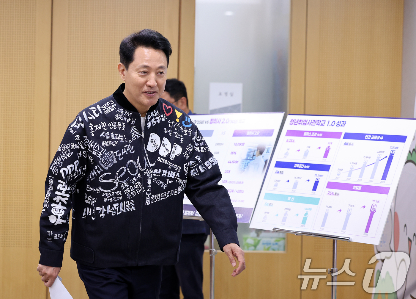 (서울=뉴스1) 이호윤 기자 = 오세훈 서울시장이 11일 서울 중구 서울시청에서 열린 ‘청년취업사관학교 2.0 추진계획 기자설명회‘에 참석하고 있다. 2025.11.11/뉴스1