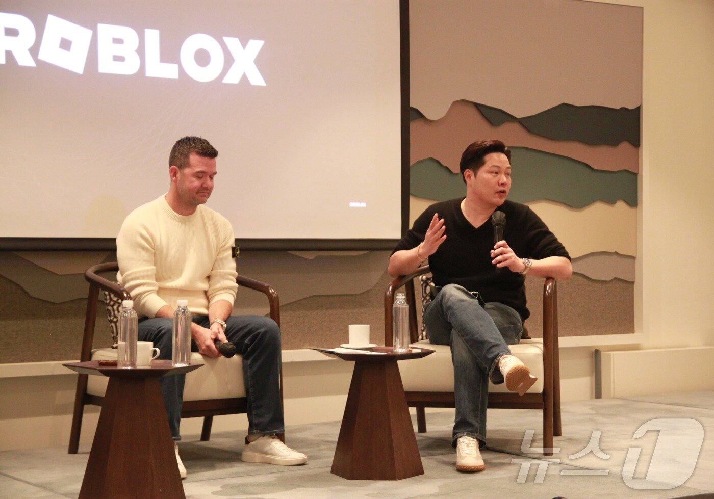 본문 이미지 - 리차드 채 로블록스 코리아 대표(오른쪽)가 11일 서울 강남구에서 열린 ' 파이어사이드 챗' 세션에서 발언하고 있다. 로블록스는 이날 자사가 한국 게임 생태계에 미친 영향을 설명하는 '파이어사이드 챗' 세션을 개최했다.2025.11.11/뉴스1 ⓒ News1 김민재 기자