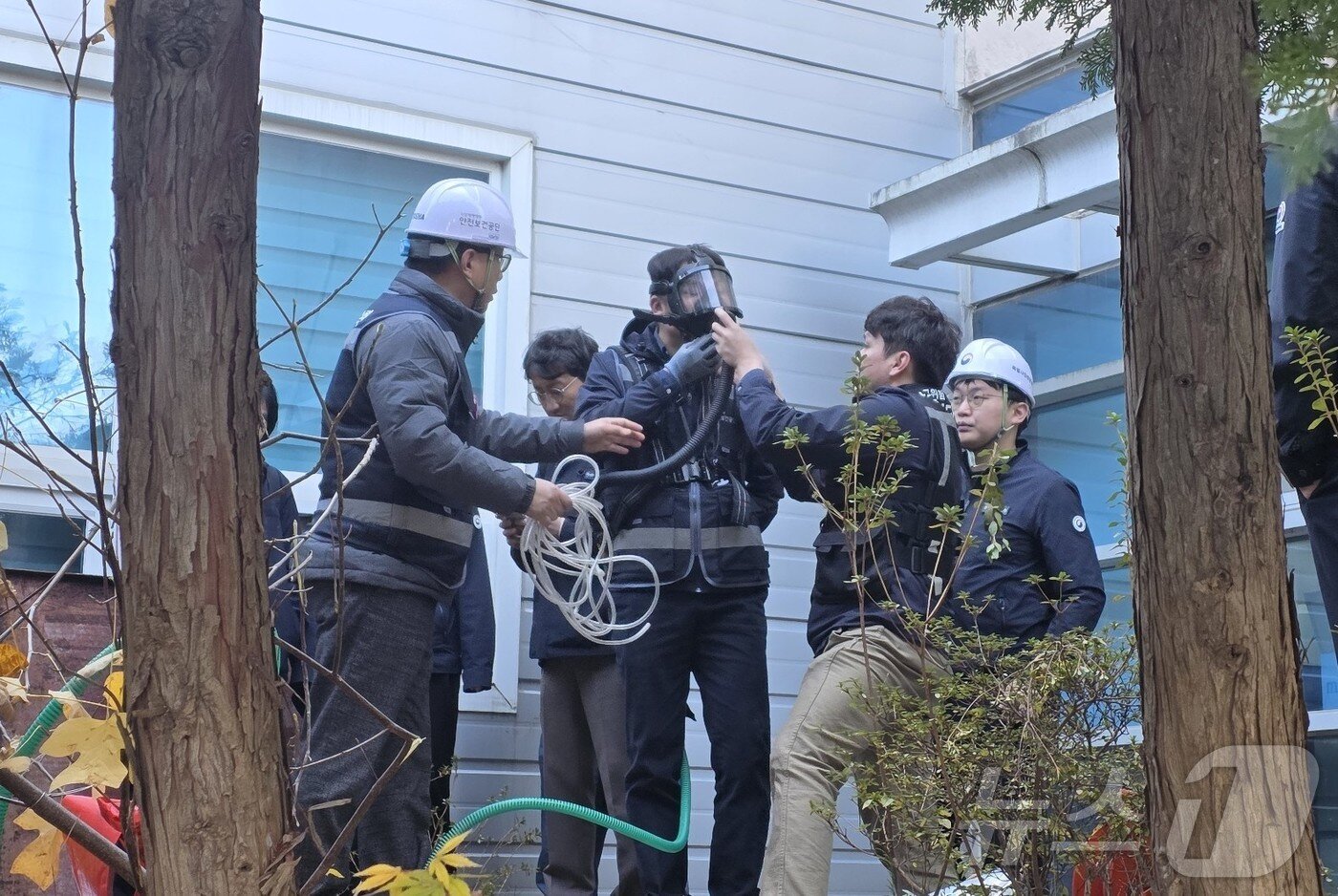 본문 이미지 - 11일 충남 천안시의 한 재활병원 물탱크에서 병원장 등 직원 4명이 질식한 사고 현장에서 산업안전보건공단 직원이 물탱크 내부 진입 전 마스크를 착용하고 있다. 2025.11.11/뉴스1 ⓒ News1 이시우 기자