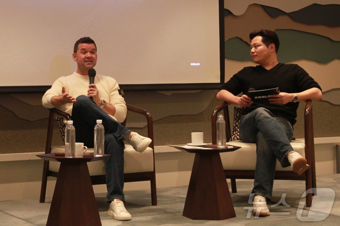 본문 이미지 - 제렛 웨스트 로블록스 글로벌 최고마케팅책임자(CMO)가 11일 서울 강남구에서 열린 '파이어사이드 챗' 세션에서 발언하고 있다. 로블록스는 이날 자사가 한국 게임 생태계에 미친 영향을 설명하는 '파이어사이드 챗' 세션을 개최했다.2025.11.11/뉴스1 ⓒ News1 김민재 기자