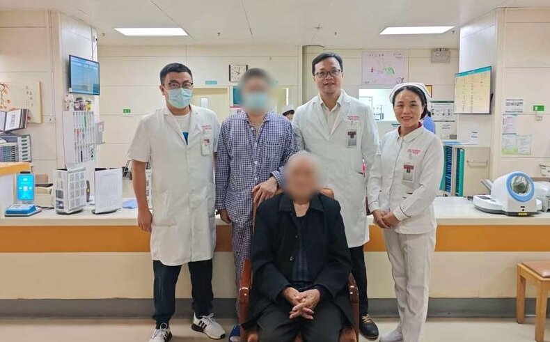 본문 이미지 - 다른 혈액형을 지닌 아들에게 신장 기증한 노인의 사연이 화제가 되고 있다. 출처=샤오샹모닝뉴스