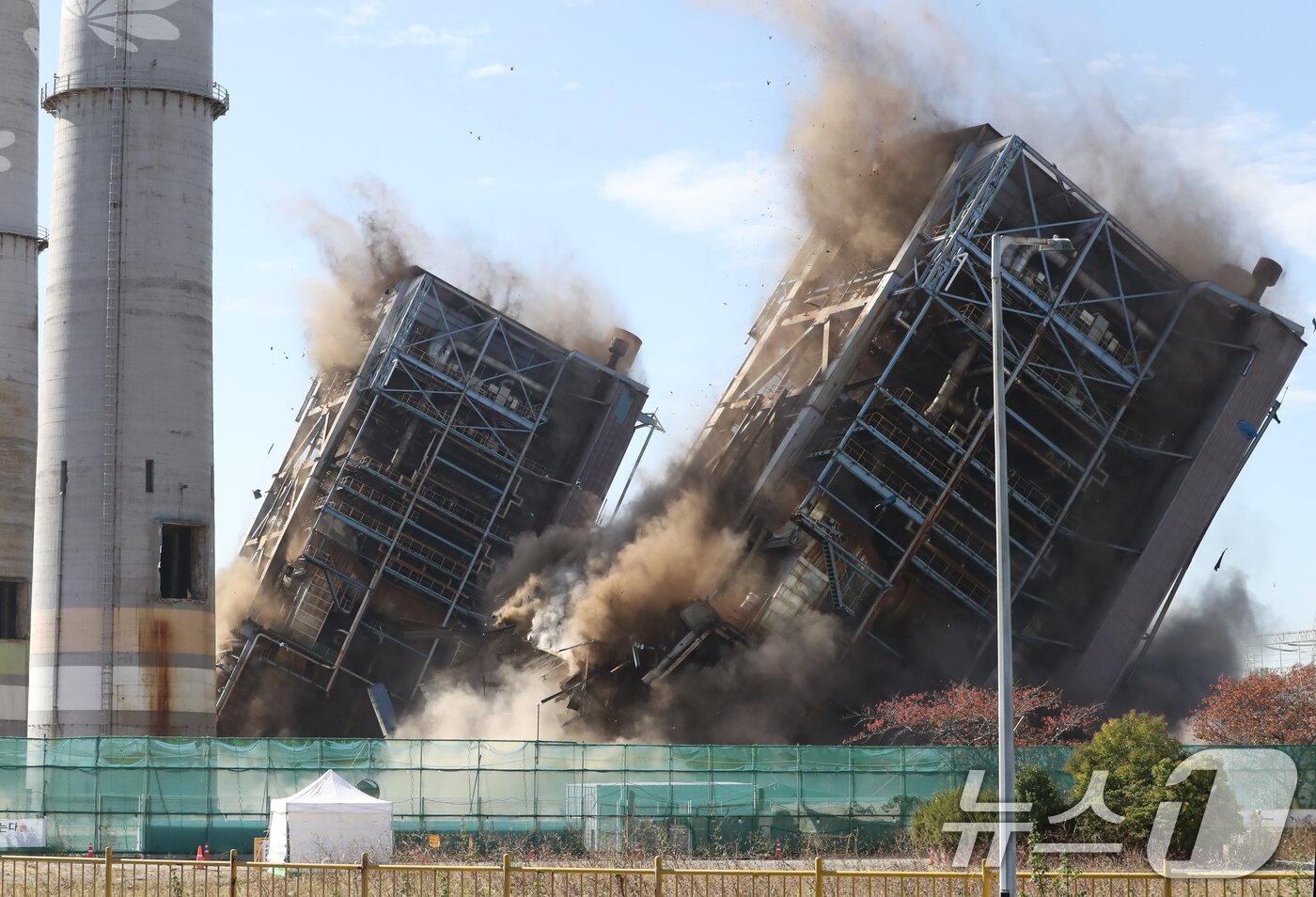 본문 이미지 - 11일 오전 한국동서발전 울산화력본부에서 보일러 타워 4·6호기가 발파, 해체되고 있다. 2025.11.11/뉴스1 ⓒ News1 조민주 기자