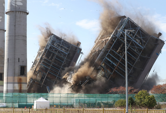 울산화력 보일러 타워 4·6호기 발파 해체… 매몰자 구조 속도(2보)