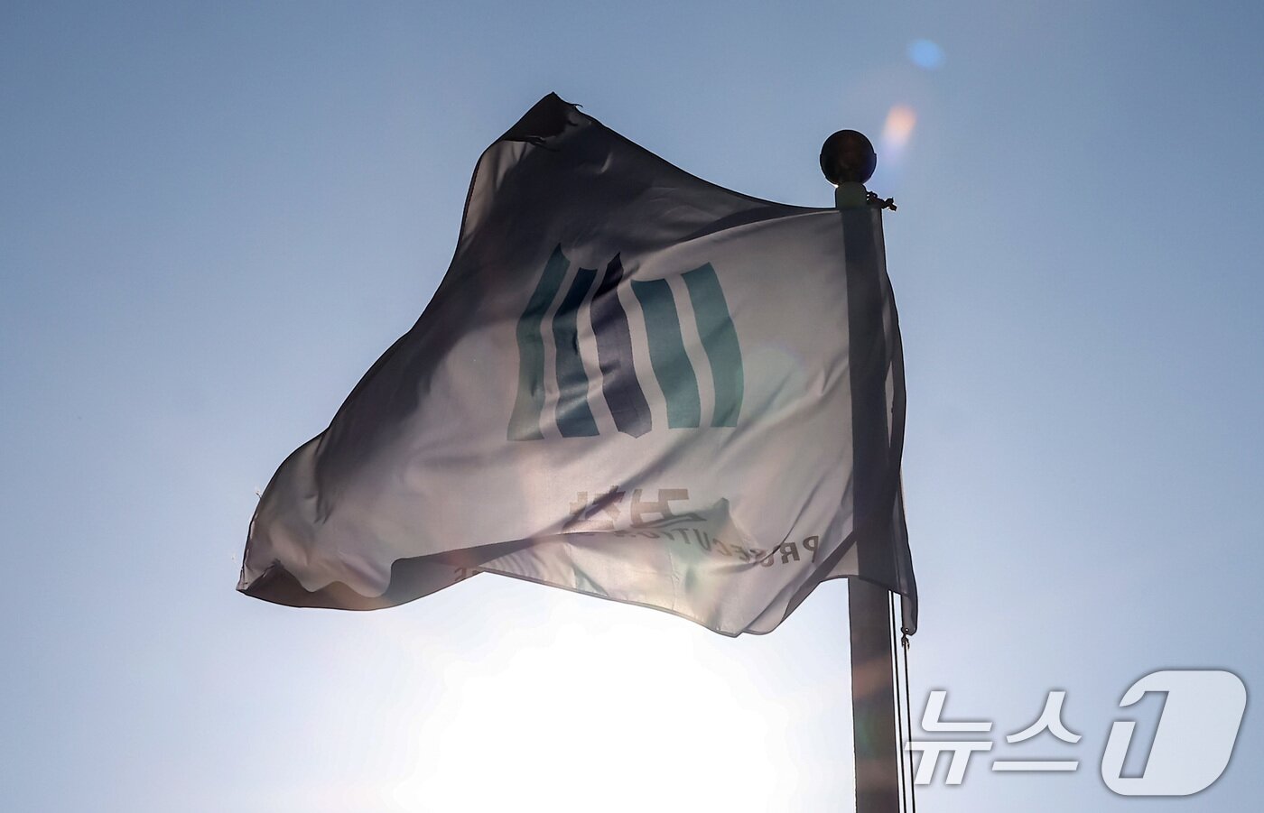 본문 이미지 - 검찰의 '대장동 항소 포기' 이후 검찰 내부 반발이 확산되고 있는 지난 11일 서울 서초구 서울중앙지방검찰청에 검찰 깃발이 휘날리고 있다. 2025.11.11/뉴스1 ⓒ News1 김성진 기자