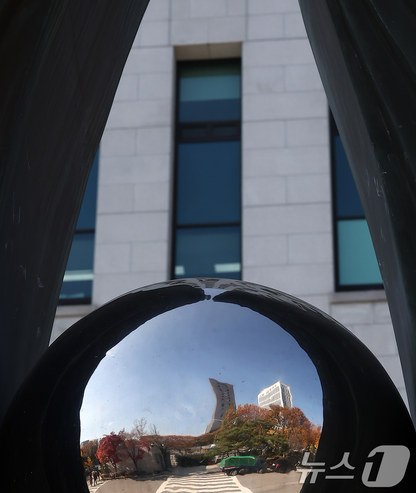 (서울=뉴스1) 김성진 기자 = 검찰의 '대장동 항소 포기' 이후 검찰 내부 반발이 확산되고 있는 11일 서울 서초구 대검찰청에 설치된 조형물 '서 있는 눈'에 서울중앙지방검찰청이 …