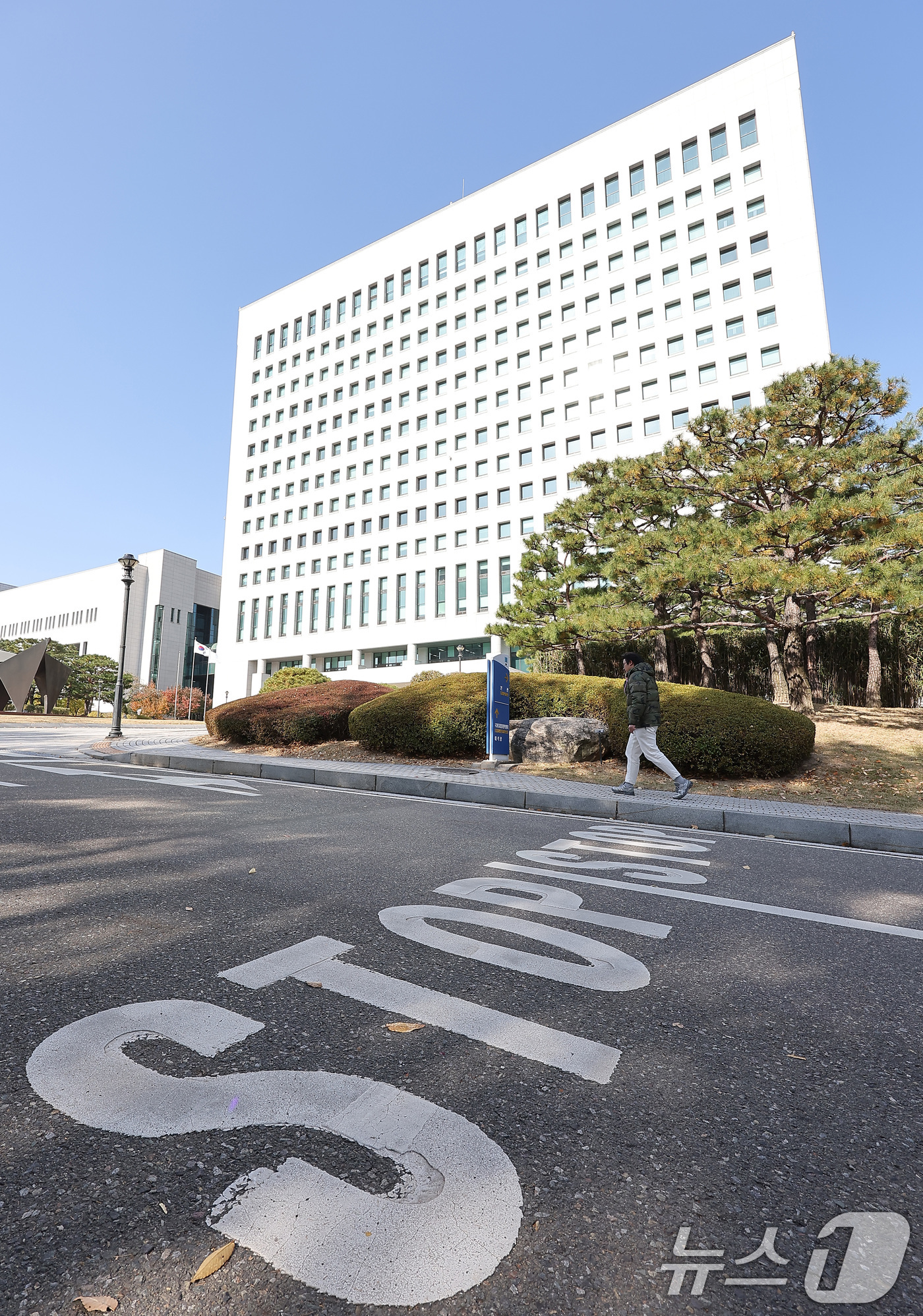 (서울=뉴스1) 김성진 기자 = 검찰의 '대장동 항소 포기' 이후 검찰 내부 반발이 확산되고 있는 11일 서울 서초구 대검찰청의 모습.노만석 검찰총장 직무대행은 이날 하루 연차를 …