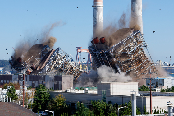 [뉴스1 PICK]'쾅쾅' 폭발음 내며 무너진 울산화력 보일러 타워 4·6호기