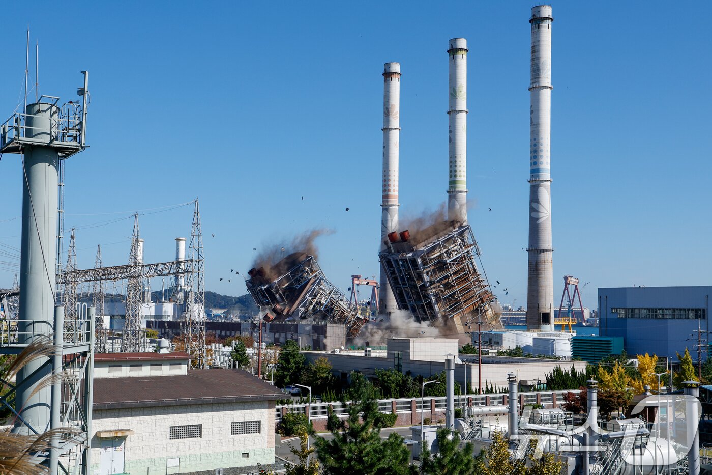 본문 이미지 - 11일 낮 12시 한국동서발전 울산화력발전소 사고 현장에서 보일러 타워 4·6호기 발파 해체 작업이 진행되고 있다. 2025.11.11/뉴스1 ⓒ News1 안은나 기자